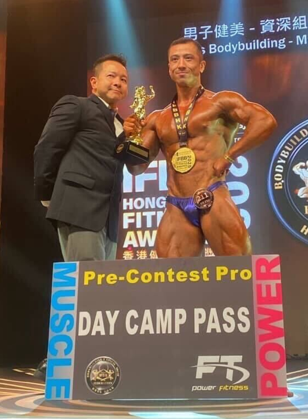 NPC WORLDWIDE大会に出場中の男性ボディビルダー、力強い姿勢で筋肉美を披露